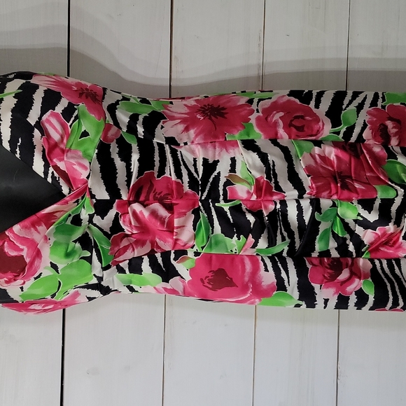 Cache size 8 fitted floral and zebra print ruched cocktail dress - Picture 2 of 5